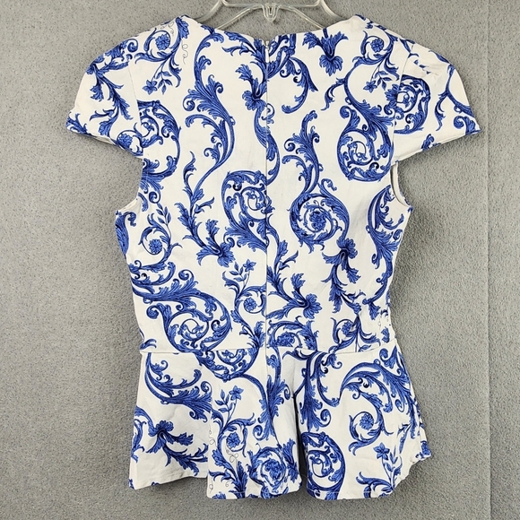 Blue and White Patterned Women's Top Capped Sleeve Gianni Bini Size XS - Picture 3 of 8